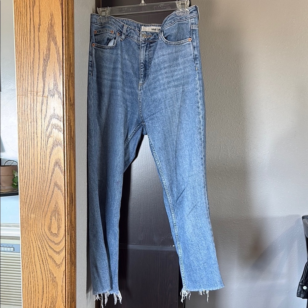 Topshop MOTO Women’s 30 (10) x30 Distressed Hem Light Wash Jeans